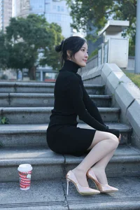 Wan Ping for IESS: Sophisticated Urban Style in the Black Hip-Hugging Skirt Collection - image 32