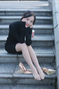 Wan Ping for IESS: Sophisticated Urban Style in the Black Hip-Hugging Skirt Collection - image 19