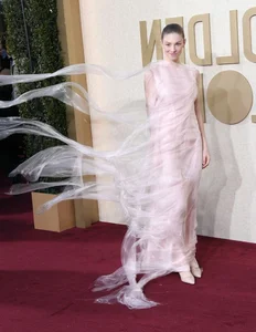 Top 10 Best-Dressed Women of the Year: Iconic Red Carpet Moments and Fashion Excellence - image 6