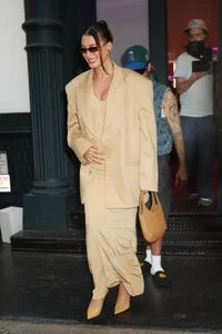 Top 10 Best-Dressed Women of the Year: Iconic Red Carpet Moments and Fashion Excellence - image 7
