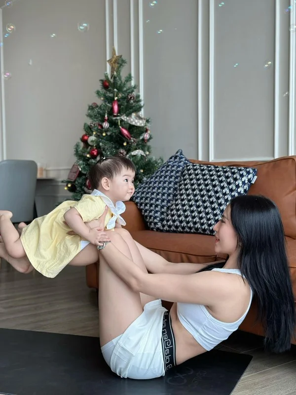 Fitness Influencer Trang Lê Showcases Stunning Hourglass Figure and Postpartum Transformation
