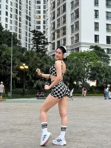 Fitness Influencer Trang Lê Showcases Stunning Hourglass Figure and Postpartum Transformation - image 2