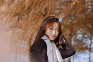 Ethereal Beauty in the Park: Yu Er in Art Language Vol.6251 - image 6