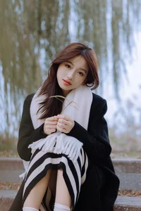 Ethereal Beauty in the Park: Yu Er in Art Language Vol.6251 - image 0