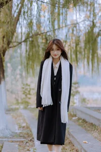 Ethereal Beauty in the Park: Yu Er in Art Language Vol.6251 - image 2