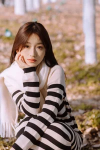 Ethereal Beauty in the Park: Yu Er in Art Language Vol.6251 - image 5