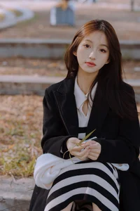 Ethereal Beauty in the Park: Yu Er in Art Language Vol.6251 - image 4