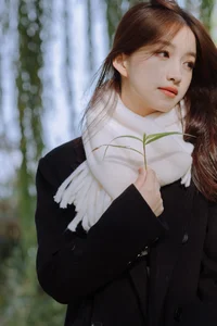 Ethereal Beauty in the Park: Yu Er in Art Language Vol.6251 - image 1