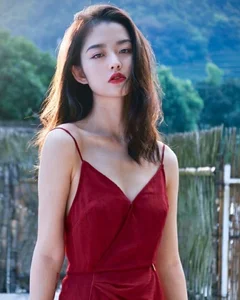 Nature Meets Sensuality: The Captivating Return of the Stream-Side Wet Look Aesthetic - image 6