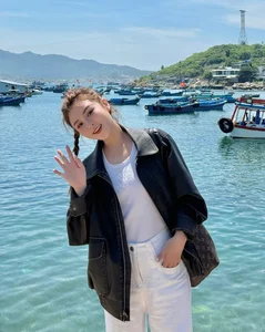 Radiating Youth: The Viral Comedy Star Whose Timeless Beauty Captivates Millions Online - image 6