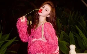 Radiating Youth: The Viral Comedy Star Whose Timeless Beauty Captivates Millions Online - image 5