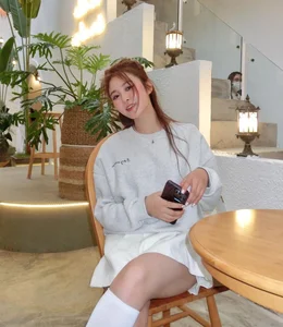 Radiating Youth: The Viral Comedy Star Whose Timeless Beauty Captivates Millions Online - image 0