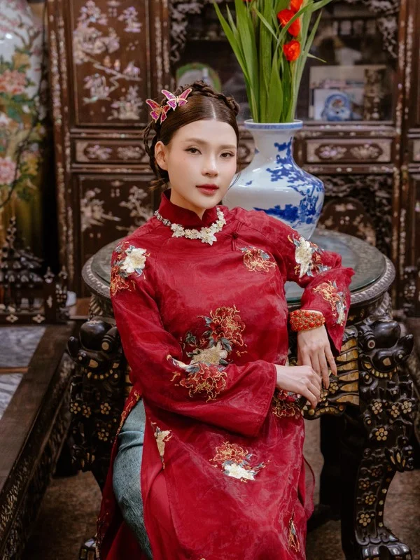 Doãn Hải My in Traditional Ao Dai and Minh Hằng’s Hong Kong Adventure