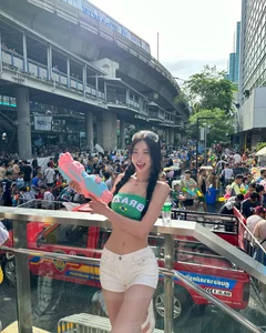 Korean Influencers Celebrate Songkran: Bold Fashion and Cultural Fusion in Thailand - image 4