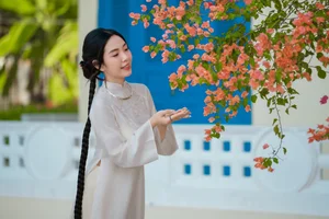 Elegant White Modern Ao Dai: A Timeless Vietnamese Tradition for Minimalist Street Style and Cultural Travel Inspiration - image 7