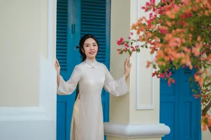 Elegant White Modern Ao Dai: A Timeless Vietnamese Tradition for Minimalist Street Style and Cultural Travel Inspiration - image 4