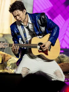 Style Icon Duong Domic: A Deep Dive into the Singer's Modern and Versatile Fashion Wardrobe - image 1