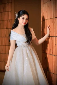The Stunning Transformation of Supermodel Thuy Hanh’s Daughter Suti into a Beautiful Young Woman - image 0