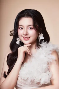 The Stunning Transformation of Supermodel Thuy Hanh’s Daughter Suti into a Beautiful Young Woman - image 7
