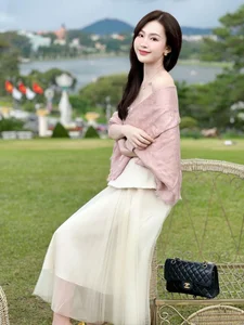Rising Beauty Pageant Star Gains Attention for Striking Resemblance to Miss Vietnam Dang Thu Thao - image 0