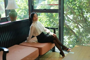 Urban Sophistication: Wanping in Black Hosiery at the Coffee House - image 13