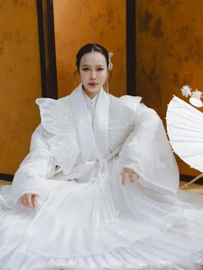 Vietnamese Stars Dieu Nhi and My Tam Shine in Elegant Lunar New Year Fashion - image 1