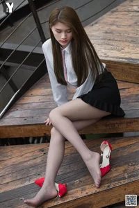 Elegant Professional Style: IESS Model Yu Xi in My Real Estate Consultant Photo Series - image 5