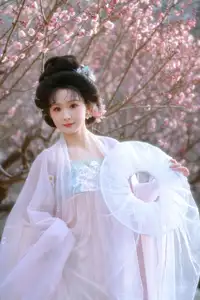 Ethereal Hanfu Beauty: Rui Rui Cai Bu Shi Cai Gou Shines in YiTuYu Vol.8619 - image 0