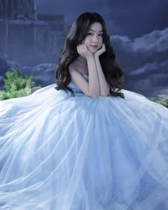 The Radiant Beauty of Quyền Linh’s Daughter: A Stunning 18-Year-Old Vision - image 3