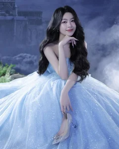 The Radiant Beauty of Quyền Linh’s Daughter: A Stunning 18-Year-Old Vision - image 0