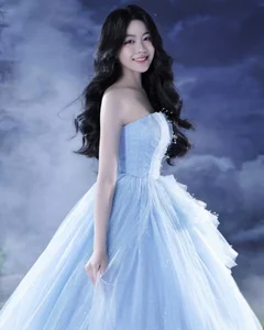 The Radiant Beauty of Quyền Linh’s Daughter: A Stunning 18-Year-Old Vision - image 1