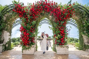 Thousands of Tourists Don Patriotic Red at Ba Na Hills for April 30th Celebrations - image 7