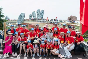 Thousands of Tourists Don Patriotic Red at Ba Na Hills for April 30th Celebrations - image 0