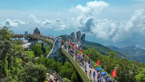 Thousands of Tourists Don Patriotic Red at Ba Na Hills for April 30th Celebrations - image 6