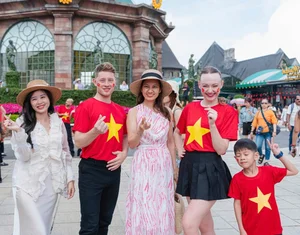 Thousands of Tourists Don Patriotic Red at Ba Na Hills for April 30th Celebrations - image 2