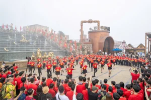 Thousands of Tourists Don Patriotic Red at Ba Na Hills for April 30th Celebrations - image 8
