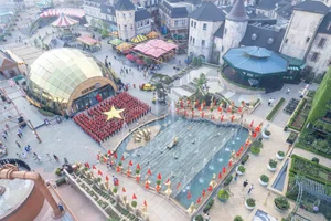Thousands of Tourists Don Patriotic Red at Ba Na Hills for April 30th Celebrations - image 4