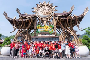 Thousands of Tourists Don Patriotic Red at Ba Na Hills for April 30th Celebrations - image 3