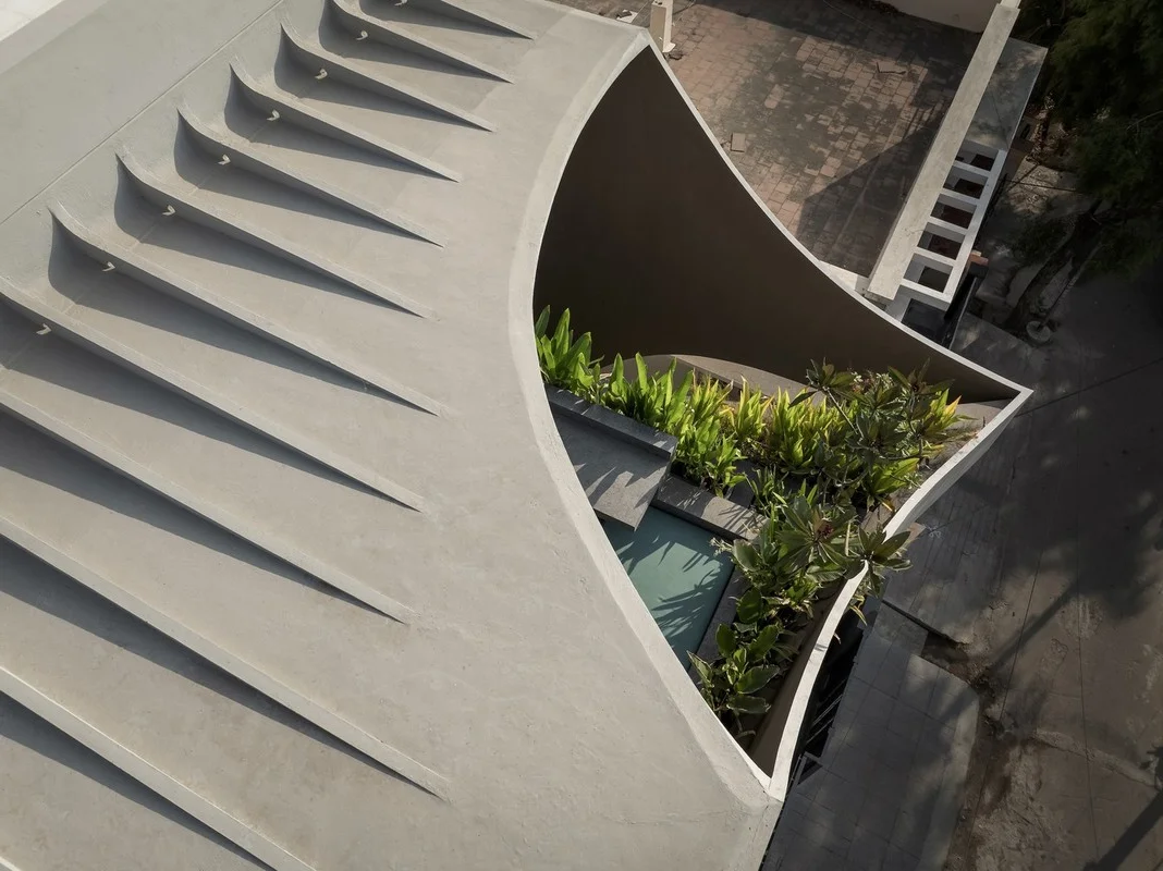 Modern Urban Townhouse Architecture: Innovative Recessed Facade Design for Contemporary City Living