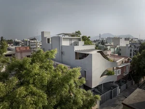 Modern Urban Townhouse Architecture: Innovative Recessed Facade Design for Contemporary City Living - image 1