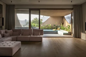 Modern Urban Townhouse Architecture: Innovative Recessed Facade Design for Contemporary City Living - image 7