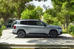 Discover the 2026 Mercedes-Benz GLB: A 7-Seater Electric SUV Conquering Snowy Peaks with an Impressive 630km Range. - image 3