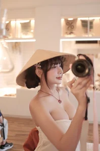 Viral Trends: How a Vietnamese Influencer Gained Fame Following the 'Hong Ty' Aesthetic - image 3
