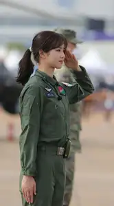 Stunning Female Military Pilot Captivates Viewers with Fairy-like Beauty - image 4