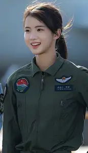 Stunning Female Military Pilot Captivates Viewers with Fairy-like Beauty - image 5