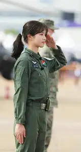 Stunning Female Military Pilot Captivates Viewers with Fairy-like Beauty - image 7