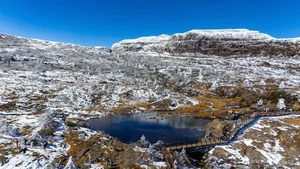 Winter in China: Vietnamese Tourists Explore Snowy Peaks - image 4