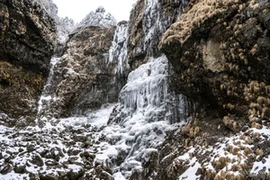 Winter in China: Vietnamese Tourists Explore Snowy Peaks - image 0