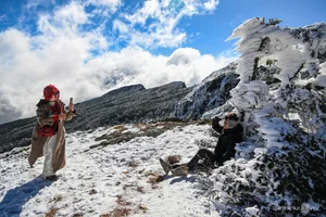 Winter in China: Vietnamese Tourists Explore Snowy Peaks - image 7