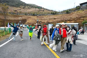 Winter in China: Vietnamese Tourists Explore Snowy Peaks - image 2